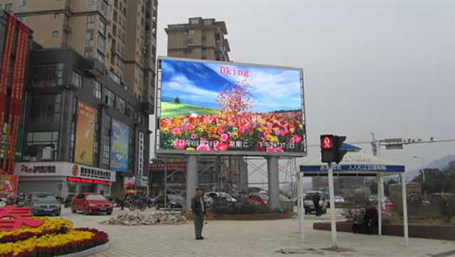 戶外立柱式LED顯示屏的安全檢查要重點關注基底、基礎連接質量及鋼構架桿件體系